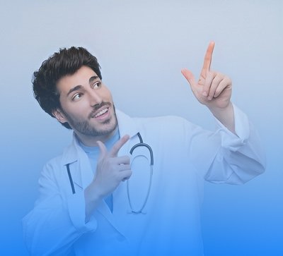 врач смотрит в сторону доктор указывает жестом в сторону
